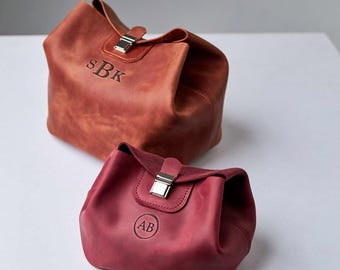 Customized leather cosmetic bag, Womens travel toiletry bag, Monogrammed cosmetic case, Large leather makeup bag, Cosmetic bag with initial