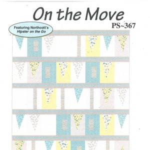 Peut inclure: Patron de quilt pour une courtepointe "On the Move" avec un motif de guirlande en bleu, jaune et blanc. Le patron comprend deux tailles et deux coloris. Le patron est de Patchworks Studio.