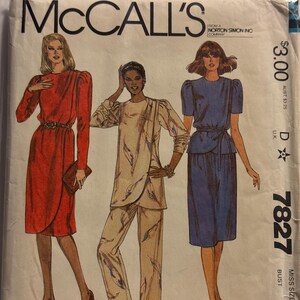 Pode incluir: Um envelope de padrão de costura vintage McCall's com ilustrações de três roupas femininas: um vestido vermelho, um fato de calças bege com padrão de folhas e um vestido azul. O envelope exibe o texto "McCall's" no topo.