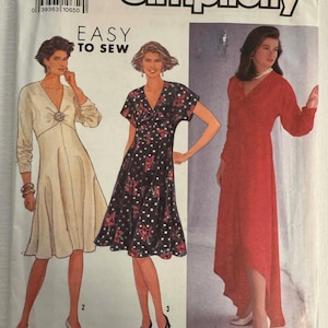 Puede incluir: Patrón de costura Simplicity 7003 con tres diseños de vestidos. El patrón incluye tallas N5 (10-18). La portada muestra ilustraciones de los vestidos, incluyendo un vestido color crema, un vestido negro con detalles florales rojos y un vestido rojo.