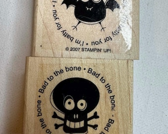 Conjunto de 2 carimbos de borracha montados em madeira com tema de Halloween, medindo 1,5" x 1,75", da Stampin' Up!, lançado em 2007.