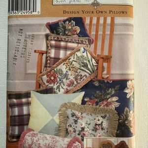 Könnte beinhalten: Ein Simplicity Home Schnittmuster mit verschiedenen Kissenmustern. Das Bild zeigt Kissen mit floralen, karierten und geometrischen Mustern, einige mit Fransenbesatz. Der Text lautet "Design Your Own Pillows."