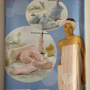 Peut inclure: Patron de couture Simplicity 4747 pour accessoires de bain incluant une serviette, des chaussons, des bandeaux et des coussins. L'enveloppe présente des illustrations d'articles bleu clair et roses, dont une serviette rayée et un coussin.