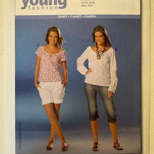 Pode incluir: Um pacote de padrões de costura Burda Young Fashion, com duas mulheres modelando designs de camisas e camisetas. O pacote inclui tabelas de tamanhos e o número 7824. O texto na embalagem diz "leicht, facile, easy, fácil."