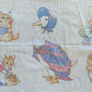 Può includere: Pannello di tessuto con illustrazioni dei personaggi di Beatrix Potter. Il pannello mostra un coniglio, un'anatra, un gatto, un topo, un riccio e una rana. I personaggi sono vestiti con abiti colorati su sfondo bianco.