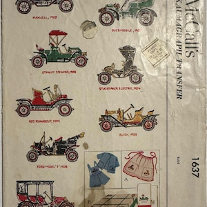 Könnte beinhalten: Vintage McCall's Kaumagraph Transfer-Muster mit Illustrationen von acht Oldtimern, darunter Maxwell und Oldsmobile. Enthält auch Designs zum Verzieren von Schürzen, Spielanzügen und Bettwäsche. Das Muster ist mit der Nummer 1637 gekennzeichnet.