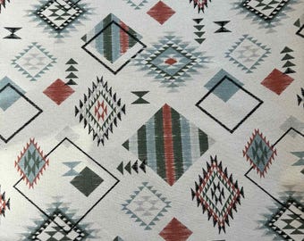 Könnte beinhalten: Ein weißer Stoff mit einem sich wiederholenden geometrischen Muster. Das Design zeigt Rauten, Quadrate und Dreiecke in Grau-, Türkis-, Rot- und Schwarztönen. Das Muster hat eine südwestliche oder Stammesästhetik.