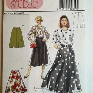 Könnte beinhalten: Ein Burda Studio Schnittmuster für Röcke. Das Bild zeigt verschiedene Rockmodelle, darunter ein einfarbiger grüner Rock, ein Blumenrock und ein schwarzer Rock mit weißen Punkten. Die Schnittmusternummer ist 4859.