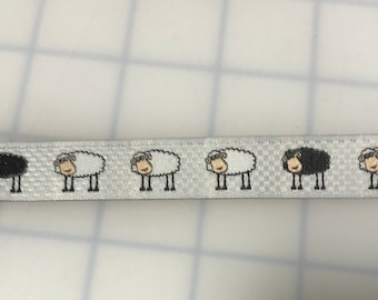 Pode incluir: Fita de ovelhas brancas e pretas com um padrão repetido. A fita é branca com uma textura subtil e apresenta contornos pretos das ovelhas.