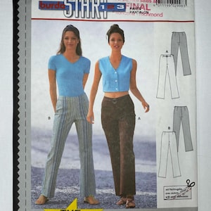 Puede incluir: Un sobre de patrón de costura Burda vintage con dos mujeres modelando pantalones y tops. El sobre tiene el texto "START" y "FINAL PANTS" con información de tallas. El patrón incluye costuras y dobladillos.
