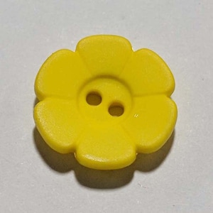 Bright Yellow Daisy Flower Plastic Button - 15mm / 5/8 inch - Dill Buttons - Set of 4