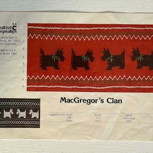 Può includere: Un modello di ricamo vintage intitolato "MacGregor's Clan" con un motivo ripetuto di cani Scottie neri con fiocchi verdi su sfondo rosso. Il modello include suggerimenti di colore e il logo Creative Keepsakes.