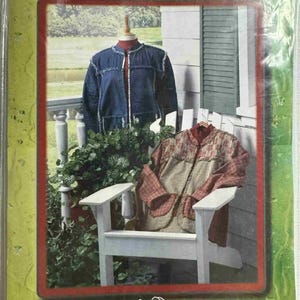 Może przedstawiać: Obraz przedstawia opakowanie z napisem "Inside Out Jacket". Wewnątrz opakowania znajduje się zdjęcie dwóch kurtek, jednej na manekinie i drugiej na krześle. Kurtki są w odcieniach niebieskiego, czerwonego i beżowego.