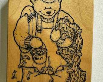 8,5 cm x 10,5 cm trämonterad gummistämpel med motivet "Fisherman Bear". Artikelnummer S 1146 Av: Darcies Country Folk