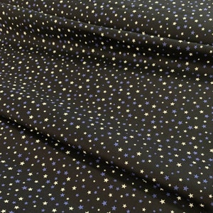 Étoiles violettes sur fond noir maison hantée phosphorescentes - Tissu en coton Lewis & Irene