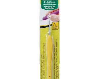 Pode incluir: Agulha de crochê amarela com uma pega ergonómica amarela brilhante. A agulha é etiquetada com "C 2,75 mm" e "Clover 1041/C".