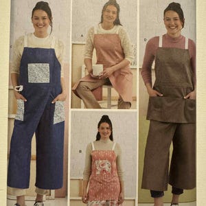 Puede incluir: Patrón de costura Simplicity R12148 con delantales. La imagen muestra diferentes diseños de delantales, incluyendo un delantal estilo denim con detalles blancos y un delantal con estampado floral. El patrón incluye tallas XS-XL. El texto 'easy-to-sew' es visible.