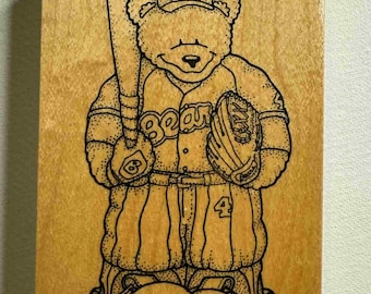 8,5 cm x 13,5 cm gummistämpel med trämontering, "Baseball Bear" från 1996. Artikelnummer T1385. Av: Darcies.