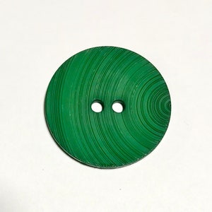 Botón de plástico de grano de madera extra grande verde - 54 mm / 2 1/8 pulgadas - Marca Dill Buttons