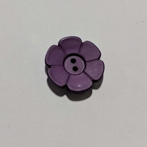 Daisy Eggplant Flower Plastic Button - 28mm / 1 1/8 inch - Dill Buttons - Set of 2