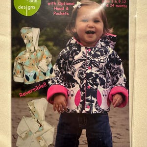 Pode incluir: Um padrão para um casaco com capuz reversível para bebé com capuz e bolsos opcionais. O casaco apresenta uma estampa floral sobre um fundo escuro, punhos cor-de-rosa e bolsos em forma de coruja. Tamanhos: 3, 6, 9, 12 e 24 meses.