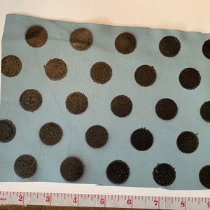 VENDITA #1 9&quot;x6&quot; Pezzo di pelle di pelle di agnello blu chiaro DIPINTO a mano con pois neri