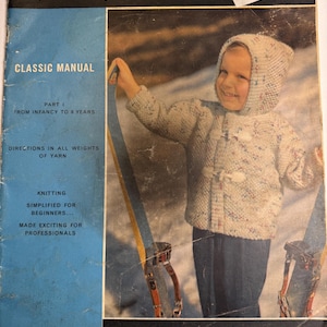 Könnte beinhalten: Vintage Strickmusterbuch-Cover mit dem Titel "Spinne" und "Classic Manual". Das Cover zeigt ein Kind in einem Strickpullover mit Kapuze, das Skier hält. Das Buch ist für Anfänger und deckt das Alter von der Kindheit bis zu 8 Jahren ab. Der Preis beträgt 75¢.