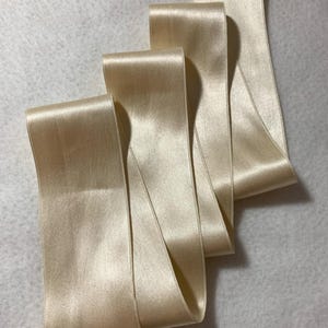 Creme Doppelseitiges Satinband aus 100% reiner Seide - 50 mm Hergestellt in Japan