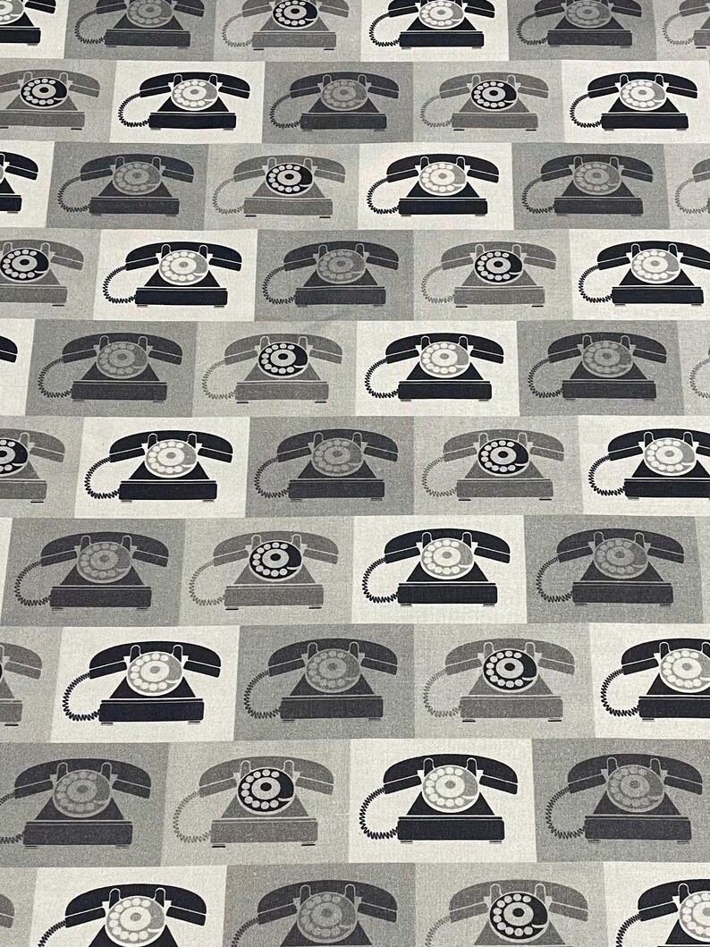 Puede incluir: Patr&oacute;n repetitivo de tel&eacute;fonos rotatorios vintage en tonos grises y negros. Los tel&eacute;fonos est&aacute;n dispuestos en una cuadr&iacute;cula de cuadrados grises claros y oscuros alternados, creando una est&eacute;tica retro. El dise&ntilde;o presenta detalles cl&aacute;sicos de tel&eacute;fono.
