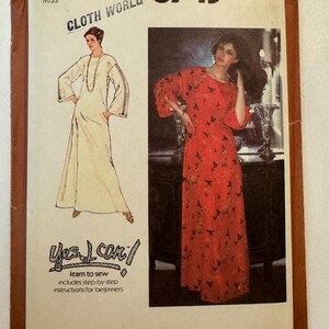 Könnte beinhalten: Vintage Simplicity Schnittmuster 8743, Größe 12 Miss. Das Muster zeigt Illustrationen von zwei langen Kleidern. Das Cover enthält den Text "Cloth World" und "Yes I Can! learn to sew includes step-by-step instructions for beginners."