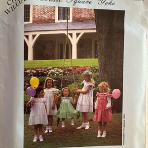 Pode incluir: Um padrão de costura vintage intitulado "Basic Square Yoke" de Chery Williams. O padrão apresenta uma fotografia de várias meninas em vestidos, algumas segurando balões, perto de um baloiço. Tamanhos 6-12.