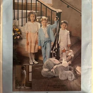 Könnte beinhalten: Ein Vintage-Schnittmuster mit dem Titel "Eton Ensemble" mit drei Kindern in aufeinander abgestimmten Outfits. Das Muster enthält ein kleines inset-Bild und den Text "Blusen/Hemden nicht enthalten. Siehe Rückseite." Das Muster stammt von Chery Williams Patterns.