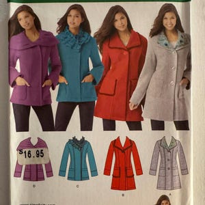 Op de afbeelding: Simplicity naaipatroon met vier jassen in verschillende kleuren, waaronder paars, blauwgroen, rood en grijs. Het patroon bevat maten 32-40, met een websiteadres voor meer informatie.