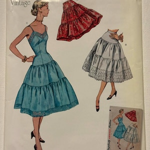 Puede incluir: Patrón de costura Simplicity vintage R10150 de la década de 1950. El patrón presenta ilustraciones de un vestido azul, una falda roja y una falda gris. El tamaño del patrón es U.S. 14-22. El logotipo de Simplicity está en la parte superior.