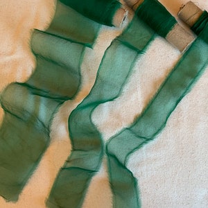 エメラルドグリーンの手染め 100% シルク シアー オーガンザ リボン (4 種類の幅から選択可能)