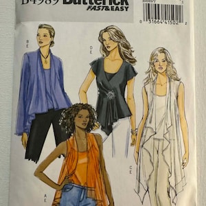 Könnte beinhalten: Butterick B4989 Schnittmuster mit vier Damenmode-Designs. Das Schnittmuster enthält Oberteile, darunter ein Wickeloberteil und eine drapierte Weste. Die Verpackung ist mit "Fashion Express" und "2 Hour Pattern" gekennzeichnet.