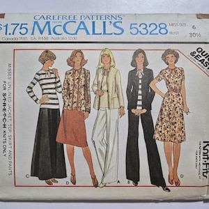 Może przedstawiać: Vintage wzór krawiecki McCall's 5328. Wzór zawiera ilustracje damskich strojów, w tym kurtki, topu, spódnicy i spodni. Wzór jest przeznaczony do dzianin i zawiera informacje o rozmiarach.
