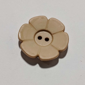 Daisy Beige Flower Plastic Button - 28mm / 1 1/8 inch - Dill Buttons - Set of 2