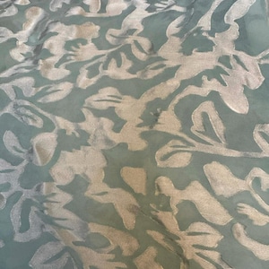 Satén Devore Burnout - Tela floral teñida a mano color huevo de petirrojo en incrementos de 1/4 yarda