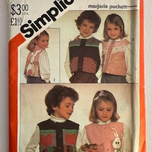 Op de afbeelding: Simplicity naaipatroon voor kinder vesten. Het patroon bevat ontwerpen voor applicaties. De afbeelding toont kinderen die de vesten dragen. Het patroon is maat 6.