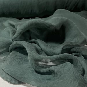 Tessuto in chiffon di seta stropicciato verde abete