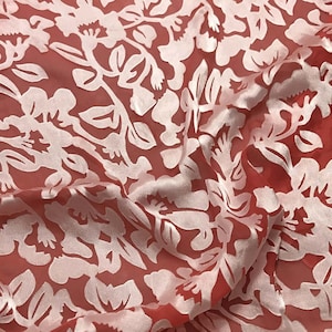 1/4 yard intervall Burnout Devore Satin - Jordgubbsrött blommigt tyg