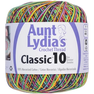 Puede incluir: Un ovillo de hilo de crochet Aunt Lydia's Classic 10 en un patrón multicolor. El hilo es 100% algodón mercerizado.