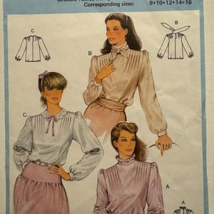 Pode incluir: Padrão de costura Burda vintage 8244 com ilustrações de blusas. O padrão inclui tamanhos 8-16 e tamanhos europeus 34-42. O logotipo Burda é vermelho, o número do padrão é amarelo.