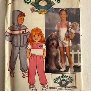 Könnte beinhalten: Ein Butterick-Schnittmusterumschlag für Cabbage Patch Kids-Kleidung, Größe 5x. Die Verpackung zeigt Illustrationen von Kindern in einem Kapuzen-Trainingsanzug und einem Zweiteiler sowie ein Foto eines Kindes mit einer Puppe und einem Hund.