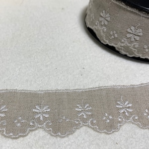1-1/4&quot; Wide Daisy Floral Embroidered Linen Scalloped Edge Ribbon Trim Made in France