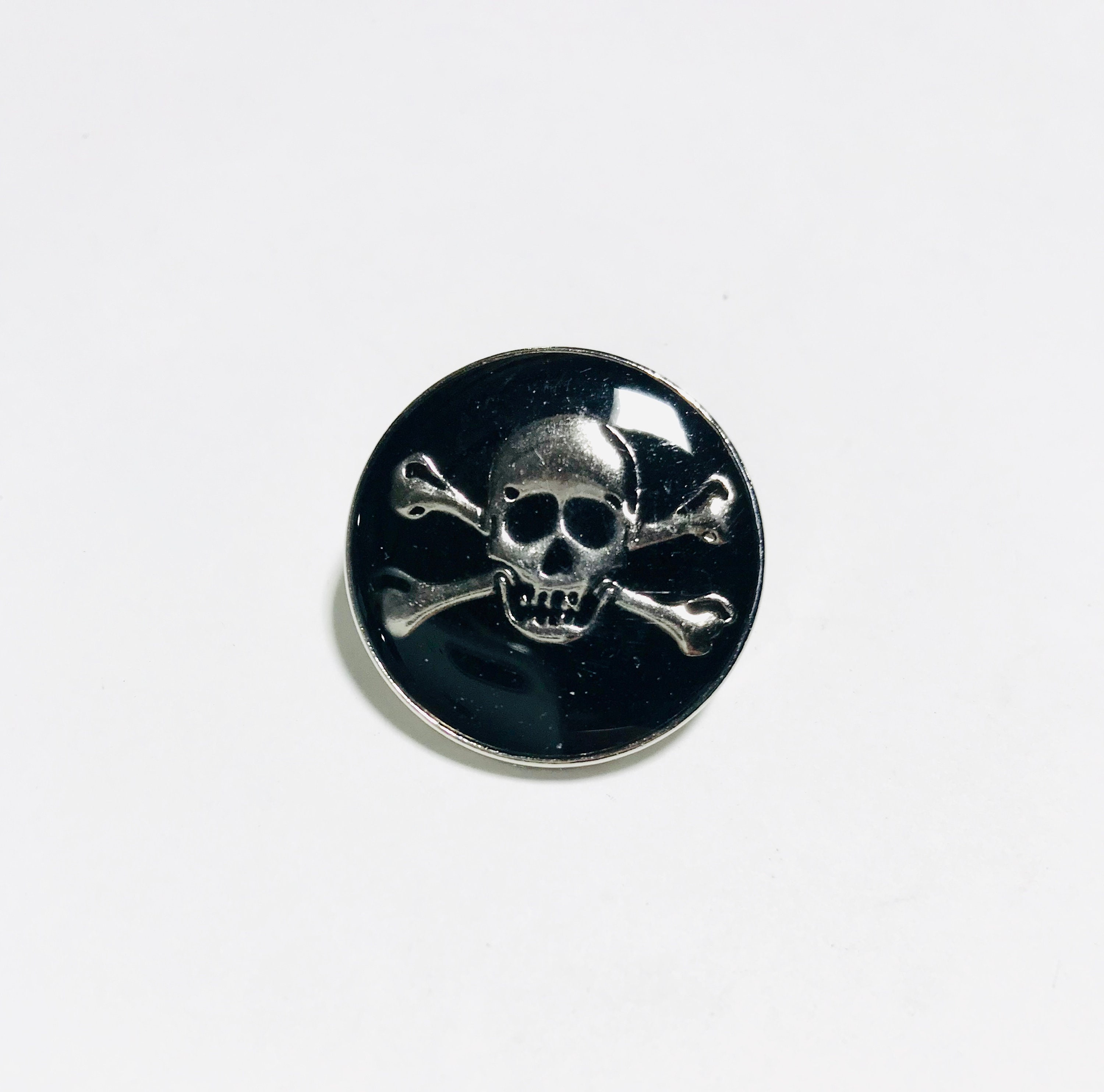 Skull And Cross Bones White Enamel & Metal Lapel Gift Pin Badge 20mm BRAND NEW 