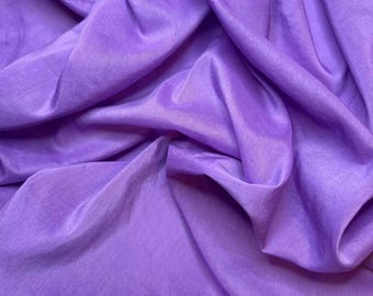 Tela de batista de voile de seda y algodón teñida a mano en color púrpura.
