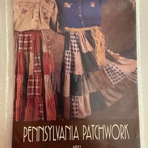 Puede incluir: Un sobre de patrón de costura titulado Pennsylvania Patchwork IJ311 de Indygo Junction Designs. La portada muestra dos conjuntos con faldas largas de patchwork escalonadas en patrones de cuadros y camisas de botones con apliques florales.