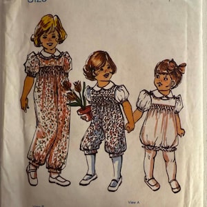Puede incluir: Patrón de costura vintage titulado "The Children's Corner Patterns" con ilustraciones de tres niños con diferentes atuendos. El patrón es para tallas 3-4 e incluye las vistas A y B. La marca "Elliott" está impresa en la parte inferior.